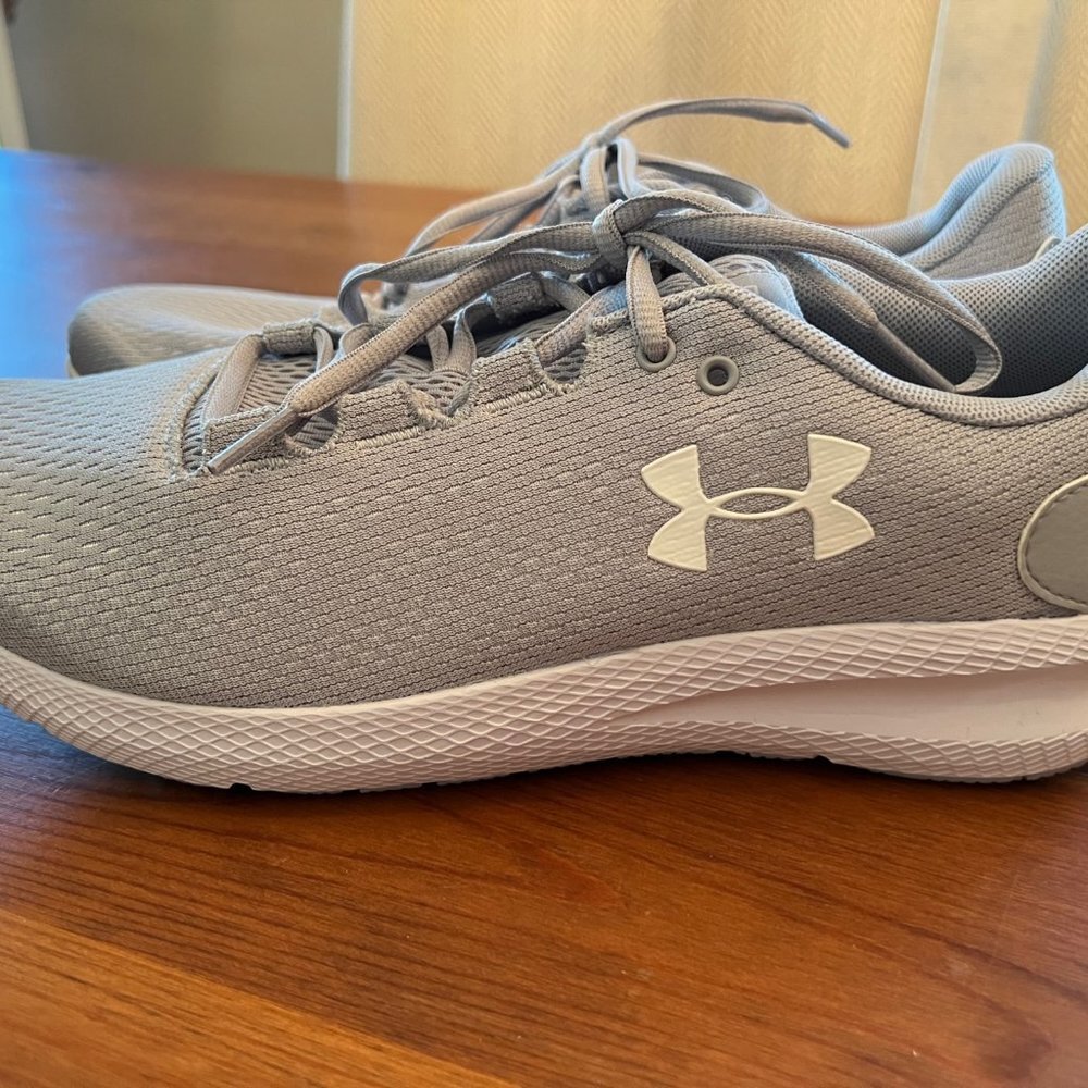 Under Armour  Wmns Size 11 lt. Grey 3022604-101 NEW NO BOX TOP Charged Pursuit 2